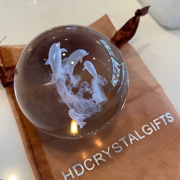 HDCRYSTALGIFTS 3D Crystal Decorative Ball Laser Engraved Dolphin Paperweight - Picture 3 of 14